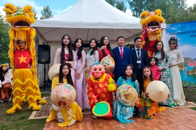 Gian trưng bày của Việt Nam tại Ngày hội các dân tộc miền trung Ural.