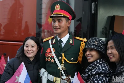 Bà con người Việt Nam tại Nga vui vẻ chụp ảnh lưu niệm với quân nhân Việt Nam tham gia hợp luyện chuẩn bị cho Lễ duyệt binh tại Quảng trường Đỏ.