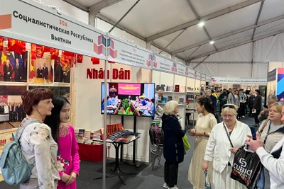 Khách tham quan gian trưng bày sách, báo của Báo Nhân Dân. (Ảnh: THÙY VÂN)