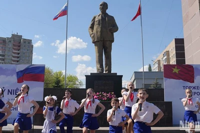 Học sinh tại Ulyanovsk biểu diễn tại lễ kỷ niệm 135 năm Ngày sinh Chủ tịch Hồ Chí Minh. (Ảnh: XUÂN HƯNG)