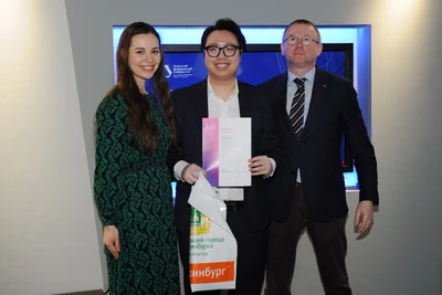 Nguyễn Phúc Lâm (giữa) nhận Giải thưởng từ Ban tổ chức cuộc thi.