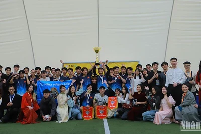 Trao cúp vô địch cho đội FC Hàng hải.