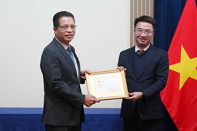 Trao kỷ niệm chương “Vì thế hệ trẻ” tặng Đại sứ Việt Nam tại Nga Đặng Minh Khôi. (Ảnh: XUÂN HƯNG)