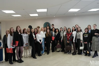 Các thí sinh Nga tham gia cuộc thi và giảng viên dạy tiếng Việt chụp ảnh lưu niệm. (Ảnh: XUÂN HƯNG)