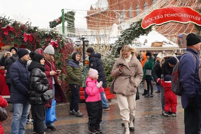 Người dân Moskva vui vẻ chuẩn bị đón Giáng sinh. (Ảnh: XUÂN HƯNG)