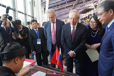 Đại sứ Đặng Minh Khôi cùng Thứ trưởng Ngoại giao Nga Mikhail Galuzin, Chủ nhiệm Ủy ban Đối ngoại thành phố Saint Petersburg Evgeny Grigoriev xem viết thư pháp tại Lễ kỷ niệm 78 năm Quốc khánh Việt Nam tại Liên bang Nga. (Ảnh: XUÂN HƯNG)