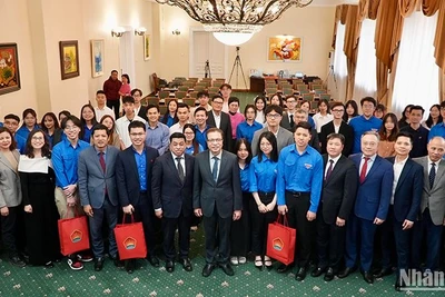 Đại sứ Đặng Minh Khôi và các đại biểu chụp ảnh lưu niệm với đại diện thanh niên, sinh viên Việt Nam tại Liên bang Nga. (Ảnh: XUÂN HƯNG)