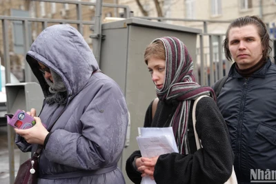 Người dân Moskva dầm mưa rét hiến máu cứu các nạn nhân vụ khủng bố