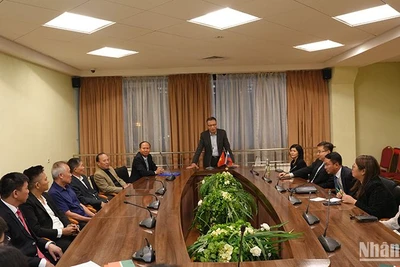 Đại sứ Việt Nam tại Liên bang Nga Đặng Minh Khôi phát biểu tại cuộc gặp. (Ảnh: XUÂN HƯNG)