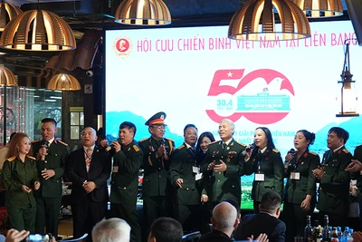 Các cựu chiến binh Việt Nam tại Nga và các đại biểu hát vang những ca khúc ca ngợi chiến thắng vẻ vang của dân tộc, ca ngợi người lính, quê hương, đất nước.