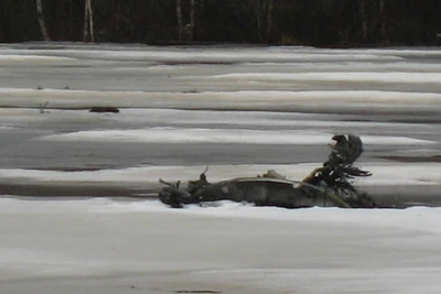 Mảnh vỡ trực thăng được phát hiện tại Hồ Onega. (Ảnh: RIA Novosti)