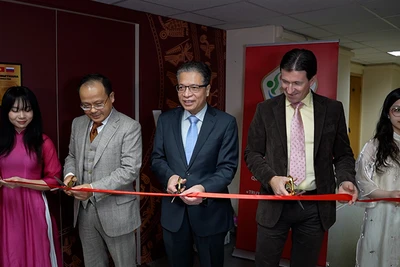 Các đại biểu cắt băng khánh thành Phòng Việt Nam. (Ảnh: XUÂN HƯNG)