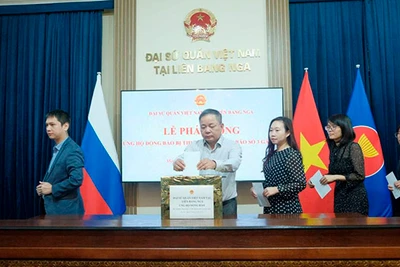 Cán bộ, nhân viên Đại sứ quán Việt Nam tại Liên bang Nga và các cơ quan bên cạnh Đại sứ quán quyên góp tiền ủng hộ đồng bào bị thiệt hại do cơn bão Yagi.