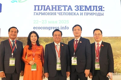 Phó Chủ tịch Quốc hội Lê Minh Hoan dẫn đầu đoàn Đại biểu cấp cao Quốc hội Việt Nam tham dự Đại hội Sinh thái Quốc tế Nevsky lần thứ 11. (Ảnh: XUÂN HƯNG)