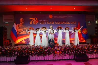 Tiết mục văn nghệ chào mừng Quốc khánh Việt Nam tại Nga. (Ảnh: XUÂN HƯNG)