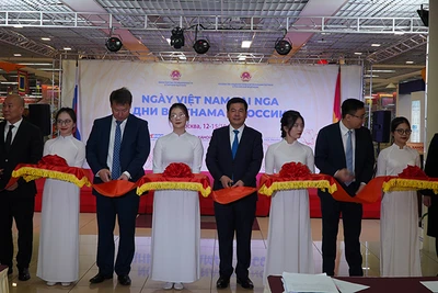 Bộ trưởng Công thương Việt Nam Nguyễn Hồng Diên, Thứ trưởng Phát triển kinh tế Nga Vladimir Ilyichev cùng các đại biểu cắt băng khai mạc sự kiện. (Ảnh: XUÂN HƯNG)