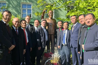 Các đại biểu chụp ảnh lưu niệm bên tượng Chủ tịch Hồ Chí Minh.