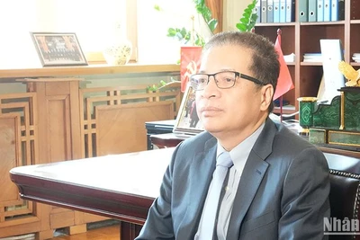 Đại sứ Việt Nam tại Liên bang Nga kiêm nhiệm Cộng hòa Uzbekistan và Cộng hòa Armenia Đặng Minh Khôi trả lời phỏng vấn phóng viên Báo Nhân Dân thường trú tại Nga. (Ảnh: XUÂN HƯNG)