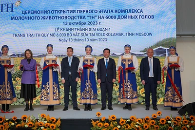 Lễ cắt băng khánh thành giai đoạn 1 trang trại bò vắt sữa quy mô lớn của TH tại Liên bang Nga. (Ảnh: XUÂN HƯNG)