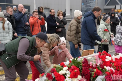 [Ảnh] Người dân Nga và bạn bè quốc tế tưởng niệm các nạn nhân vụ khủng bố ở Moskva