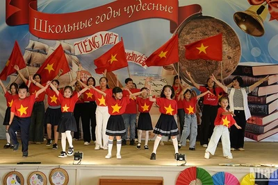 Tiết mục múa "Chào Việt Nam" do con em cộng đồng tại Ulyanovsk biểu diễn. (Ảnh: XUÂN HƯNG)