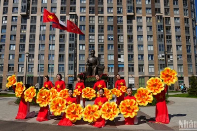 Biểu diễn trước Tượng đài Chủ tịch Hồ Chí Minh tại Saint Petersburg. (Ảnh: XUÂN HƯNG)