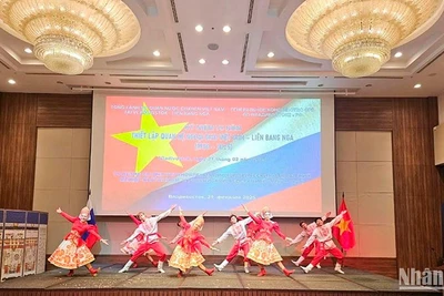 Tiết mục biểu diễn của bạn bè Nga tại lễ kỷ niệm.