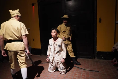 Tái hiện cảnh lao tù của các chiến sĩ Cách mạng tại Nhà tù Hỏa Lò.