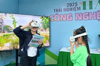 Khách tham quan trải nghiệm thực tế ảo khám phá Hà Nội.