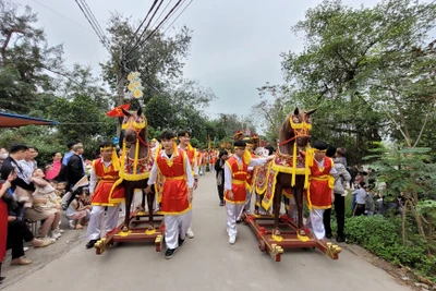 Lễ hội Cổ Loa diễn ra trong sự phấn khởi của người dân.