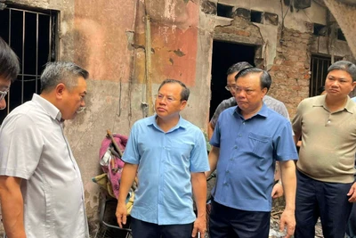 Bí thư Thành ủy Hà Nội Đinh Tiến Dũng và Chủ tịch Ủy ban nhân dân thành phố Hà Nội Trần Sỹ Thanh kiểm tra hiện trường vụ cháy. (Ảnh: Hải Hà)