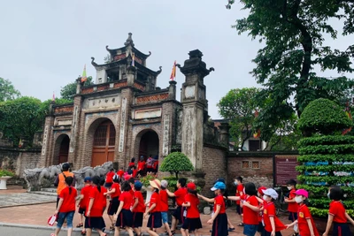 Các em học sinh đến học tập, tìm hiểu về di tích thành Cổ Loa.