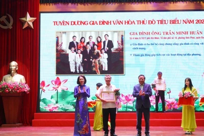 Hà Nội luôn chú trọng tuyên dương những gia đình văn hóa tiêu biểu nhằm lan tỏa nét đẹp văn hóa gia đình đến cộng đồng. (Ảnh: GIANG NAM)