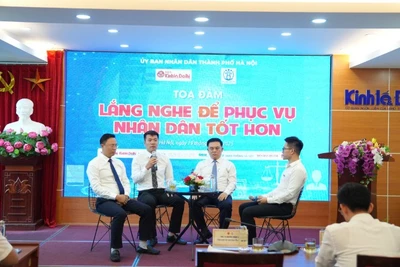 Các đại biểu trao đổi về việc làm thế nào để Trung tâm Phục vụ hành chính công giải quyết công việc hiệu quả hơn nữa.