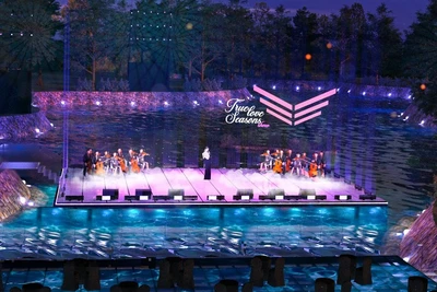 Sân khấu trên mặt nước sẽ tạo ấn tượng thị giác mạnh cho chương trình. 