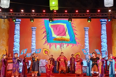 Biểu diễn nghệ thuật tái hiện lại hình tượng Anh hùng dân tộc, Vua Lê Thái Tổ đăng quang.