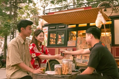 Khách du lịch được trải nghiệm thời bao cấp khi tham gia chương trình.