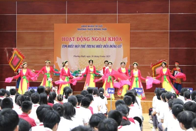 Các em học sinh biểu diễn nghệ thuật truyền thống trong buổi ngoại khoá.