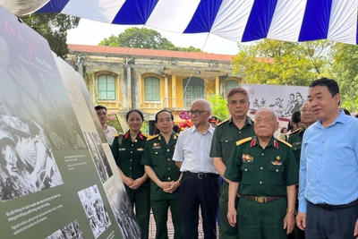 Các đại biểu cùng nhau ôn lại ký ức về đường Trường Sơn.