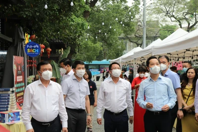 Bí thư Thành ủy Hà Nội Đinh Tiến Dũng tham quan hoạt động của Phố Sách.