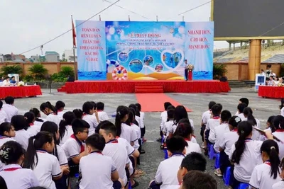 Các em học sinh được trang bị kiến thức về phòng, chống đuối nước khi hè về. 