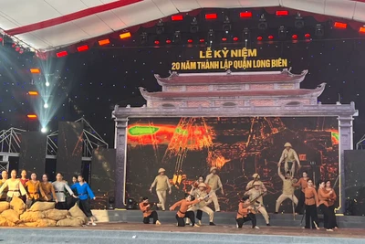  Các nghệ sĩ hăng say luyện tập chuẩn bị cho chương trình “Long Biên - Trang vàng sử tích”. 