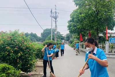 Chị em phụ nữ huyện Gia Lâm ra quân giữ gìn vệ sinh môi trường.