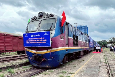 Đoàn tàu liên vận quốc tế chở hàng xuất khẩu từ ga Sóng Thần (Bình Dương) đi Trung Quốc. (Ảnh NGỌC NĂM)