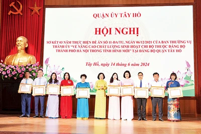 Đại diện lãnh đạo Quận ủy Tây Hồ khen thưởng các tập thể, cá nhân có thành tích xuất sắc trong thực hiện Đề án số 11-ĐA/TU.