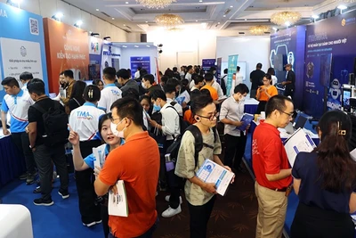 Ngày hội Trí tuệ nhân tạo Việt Nam thu hút nhiều người đến trải nghiệm các sản phẩm ứng dụng trí tuệ nhân tạo.