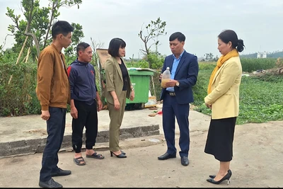 Cán bộ và người dân xã Đại Hà, huyện Kiến Thụy, thành phố Hải Phòng trao đổi kinh nghiệm xử lý rác thải.