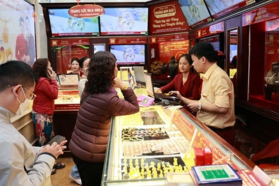 Khách hàng giao dịch mua bán vàng tại một cửa hàng của Công ty Bảo Tín Minh Châu ở Hà Nội. (Ảnh MINH ANH)