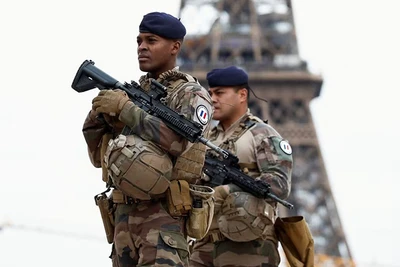 Lực lượng an ninh Pháp tuần tra ở thủ đô Paris. (Ảnh REUTERS)
