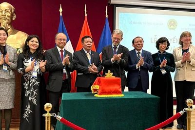 Lễ chuyển giao ấn vàng “Hoàng đế chi bảo” từ Pháp về Việt Nam. (Ảnh Cục Di sản văn hóa cung cấp)